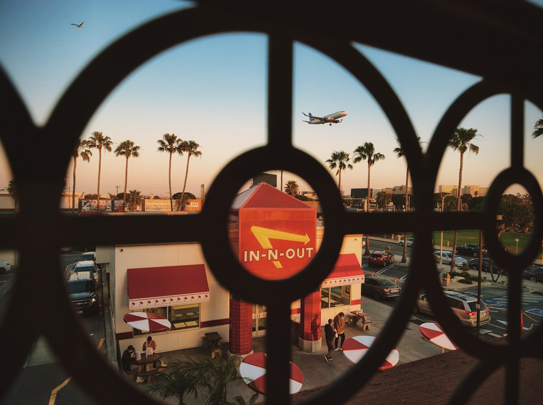 LAX 공항 픽업: 전동 스쿠터 이용하시는 가족, 한인택시로 편안하게 모시기
